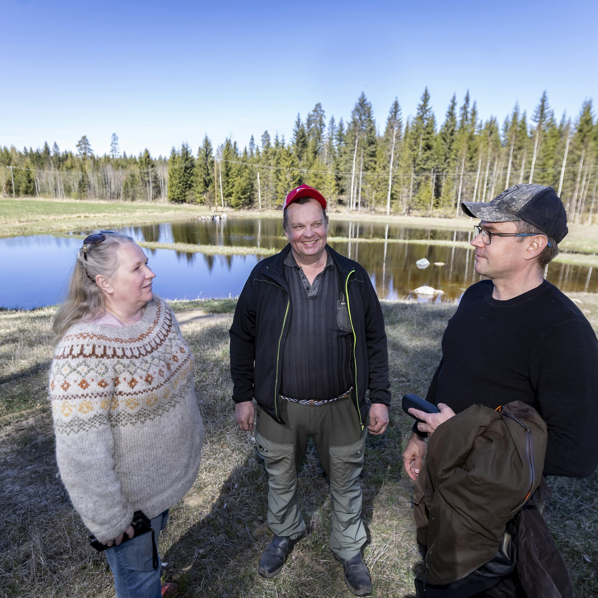 Hanna ja Ari Ahdesalo ovat tyytyväisiä Mikko Alhaisen (vas.) suunnittelemaan kosteikkoon.