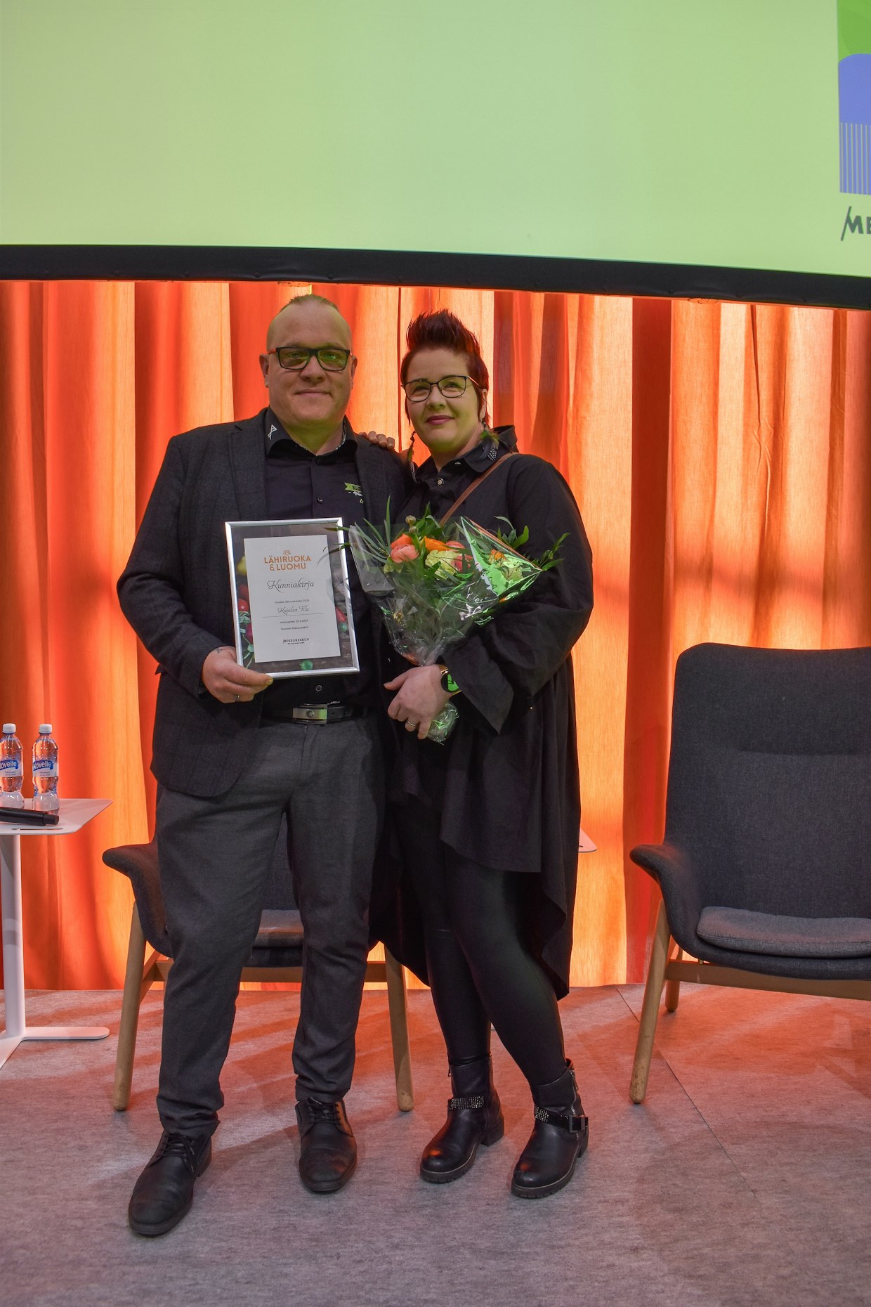 Susanna ja Timo Kujala ottamassa vastaan palkintoa.