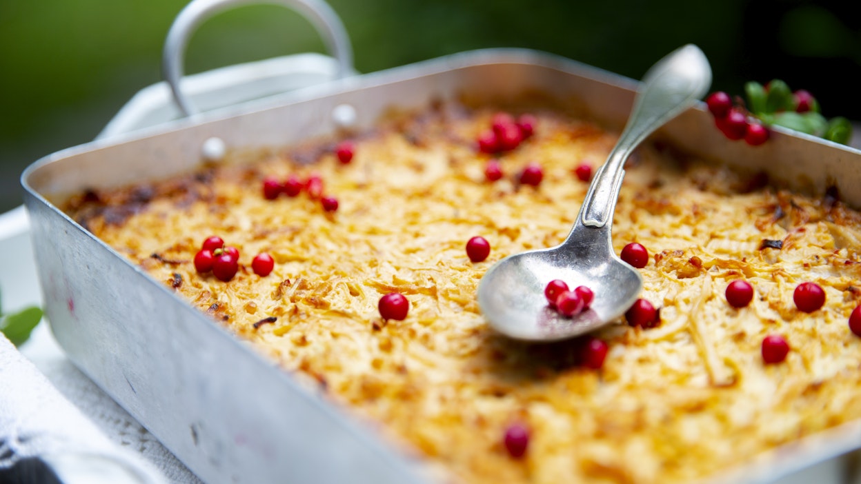 Kinkku ja ruokakerma antavat kaalilaatikolle syvän savuisen maun.