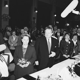 Ahtisaaren presidentinvaalivalvojaiset Helsingin Työväenyhdistyksellä 1994, kuvassa etualalla SDP.n puheenjohtaja Paavo Lipponen sekä Eeva ja Martti Ahtisaari.