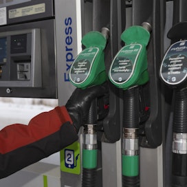 Dieselin hinta ylittää huoltoasemilla nyt reilusti bensiinin hinnan.