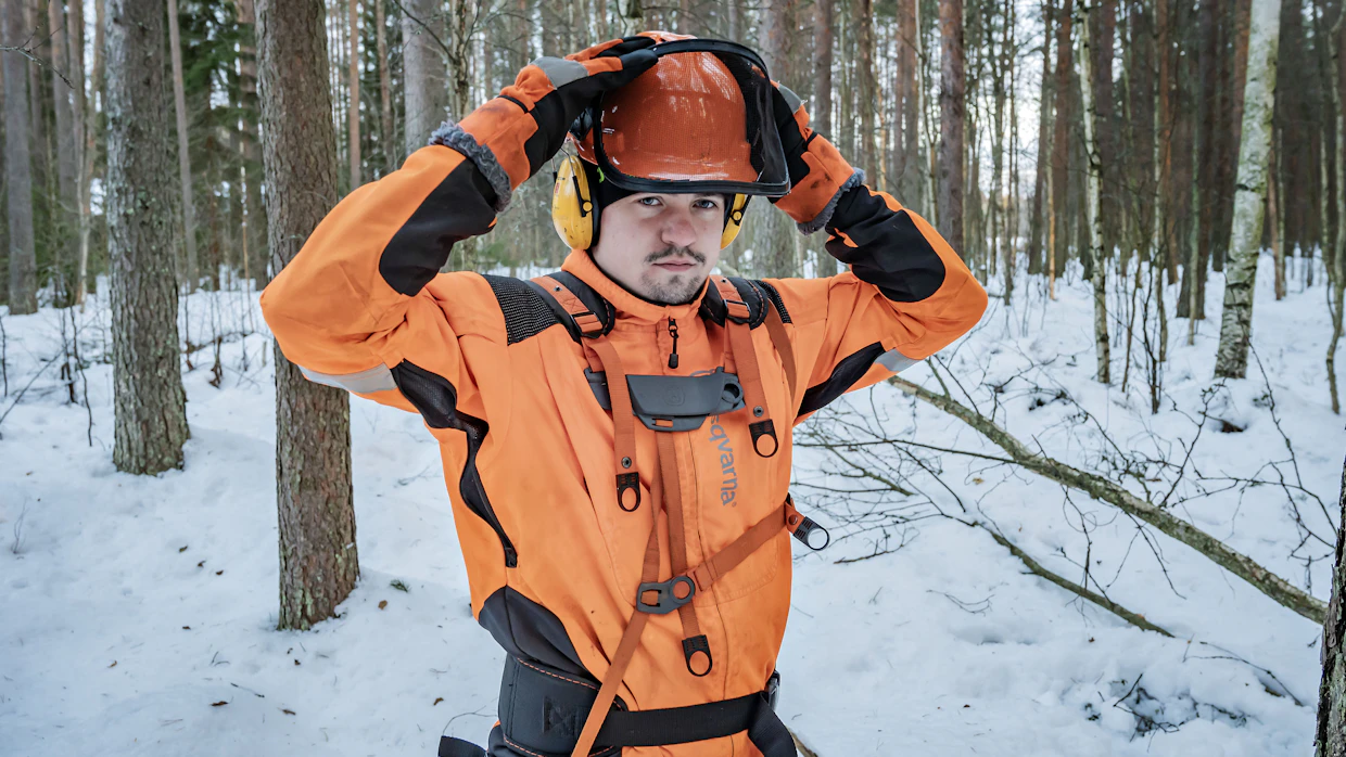 ”Ennakkoraivaus on niitä työmuotoja, jotka metsänomistaja voi tehdä itse metsissään. Kunto nousee ja oma työ säästää metsänhoitokuluissa”, Mikko Tukeva vinkkaa.