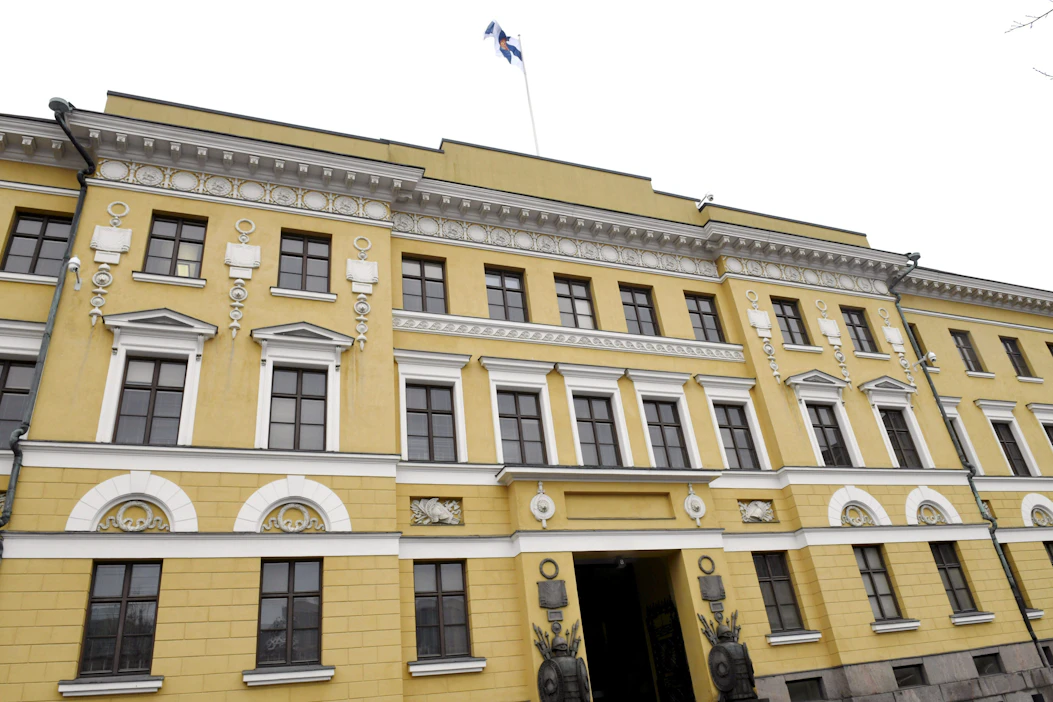 Suomi on toimittanut Ukrainaan yhteensä jo yli 3,4 miljardin euron edestä puolustusmateriaalia. Kuvassa puolustusministeriön rakennus Kasarmitorilla. HEIKKI SAUKKOMAA / LEHTIKUVA.