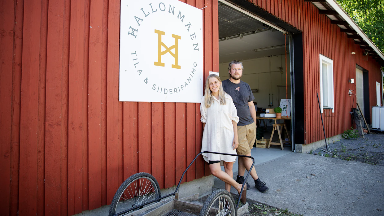 Hallonmäen tilalla toimii myös siideripanimo, joka sai alkunsa Jarnon Samin-veljen harrastuksesta.