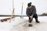Tero Mustonen kalassa. Talvisin hän nuottaa muikkua Lumimuutos-osuuskunnan riveissä. 