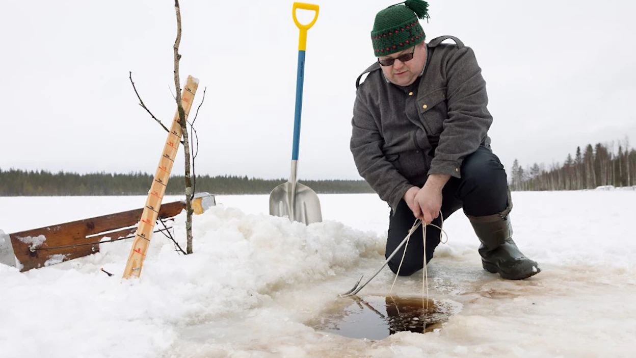 Tero Mustonen kalassa. Talvisin hän nuottaa muikkua Lumimuutos-osuuskunnan riveissä.