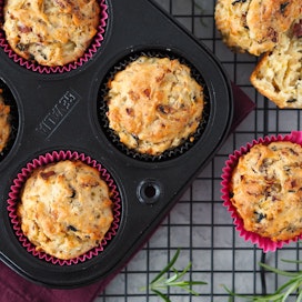 Ruokaisat muffinit kätkevät sisäänsä sipulia, pekonia ja sieniä. Tarjoa leivonnaiset vastapaistettuina.