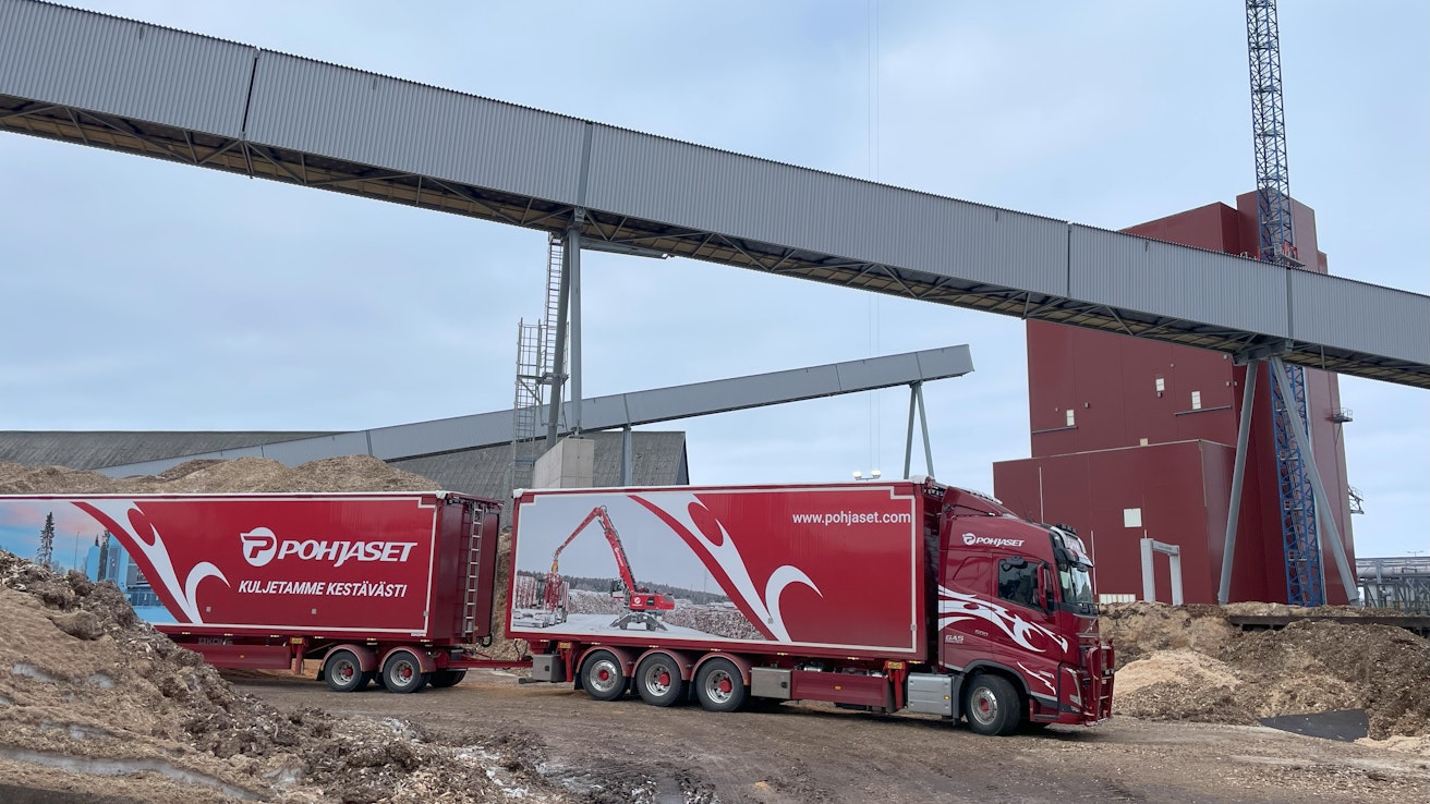 Pohjaset Logistics alkoi maaliskuussa kuljettaa Veitsiluodon sahalta Ouluun raaka-aineita biokaasurekalla. 