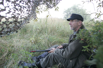 Kirjassa kehotetaan kysymään ja ottamaan oppia kokeneilta metsästäjiltä. 