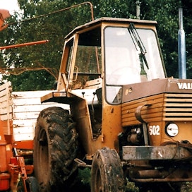  Valmet 502 -traktori, Tuhti-niittosilppuri ja itsepurkava Esa-peräkärry.