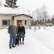 Juha Honkasella, Pirjo Sipillä ja Arri-rottweilerillä on edessä muutto pois Honkasen lapsuudenkodista, jos pakkoliitos vesiosuuskuntaan toteutuu.