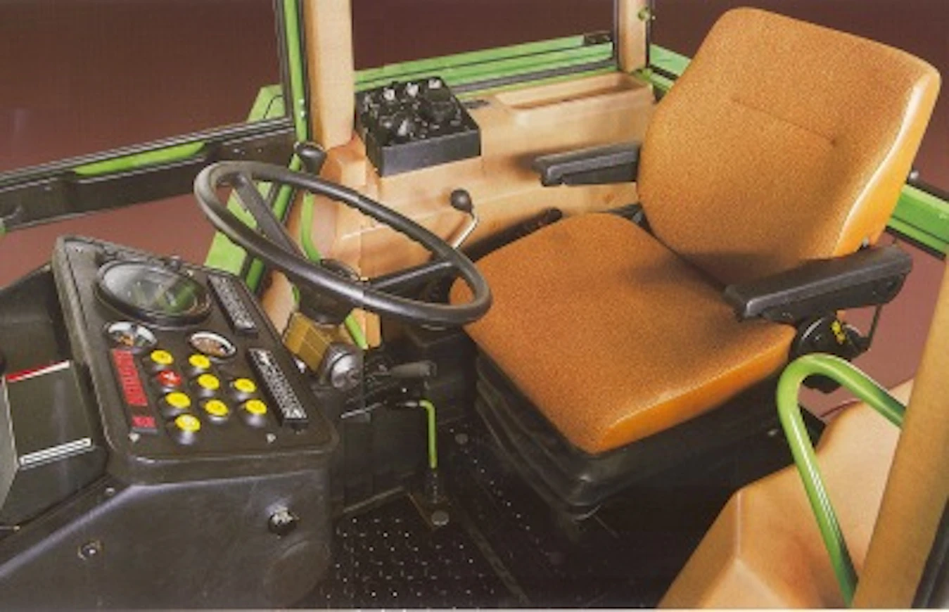 85Fendt615ohjaamo