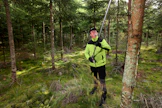 Havupuu Heikki Puputti oy:n yrittäjä Heikki Puputti keräsi havuja pystykarsimalla talousmetsää Köyliössä syyskuussa.