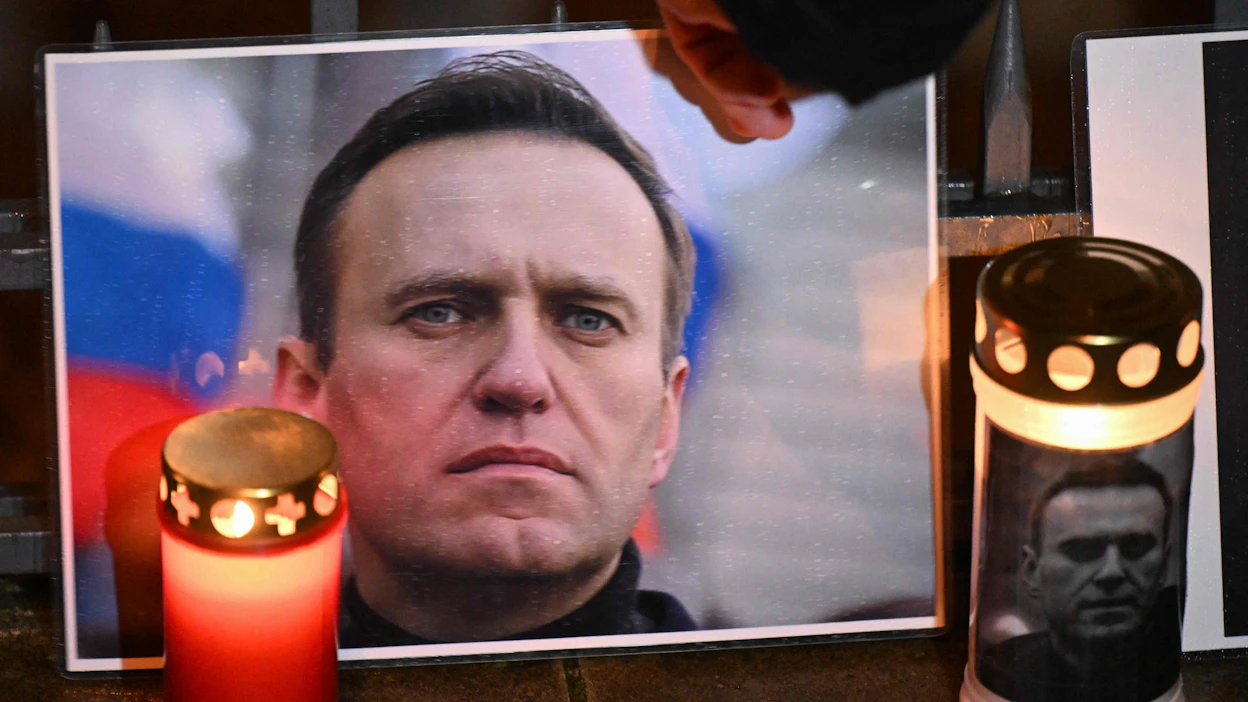 Helmikuussa 2024 Saksassa kunnioitettiin vankeudessa kuolleen Aleksei Navalnyin muistoa protestissa Venäjän entisen konsulaatin luona Frankfurtissa LEHTIKUVA/AFP.