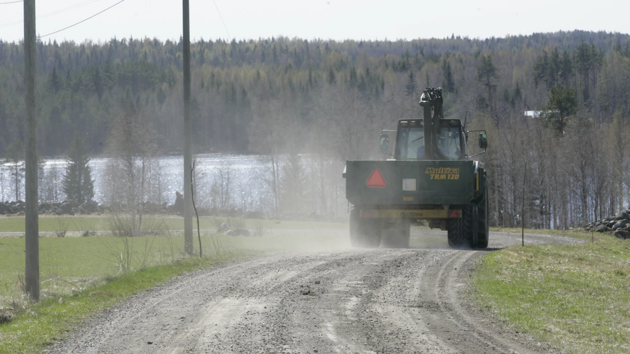 Sorateiden pölyä on taltutettu perinteisesti suoloilla, mutta uusia ratkaisuja kaivataan.