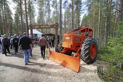 Suomen suurin metsäkoneyritys työntekijämäärällä mitattuna, Metsäkonepalvelu Oy, työllisti vuonna 2025 yhteensä 145 henkilöä. Yritys oli tuonut osastolleen vetonaulaksi entisöidyn Timberjack-juontotraktorin.