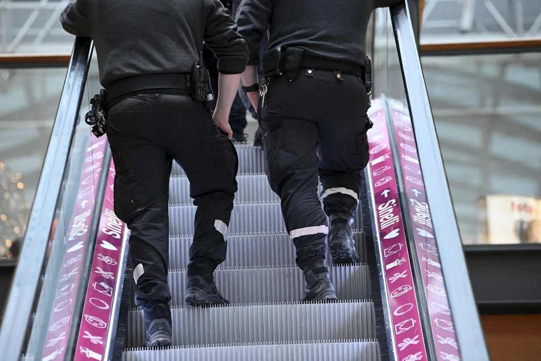 Poliisihallituksen selvityksen mukaan poliisi peruutti viime vuonna yli 750:n yksityisellä turvallisuusalalla toimivan ihmisen luvat. LEHTIKUVA / Markku Ulander.
