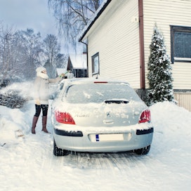 Auto on putsattava kokonaan lumesta ennen liikkeelle lähtöä.