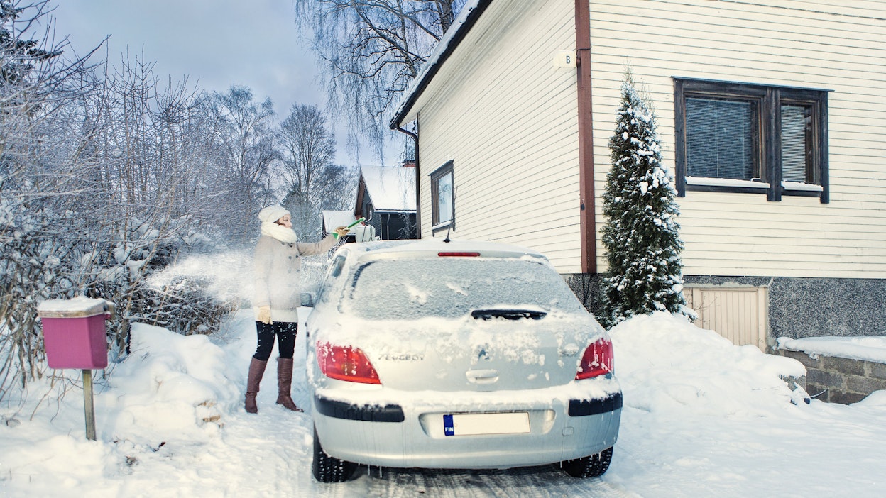 Auto on putsattava lumesta ja jäästä ennen liikenteeseen lähtöä.