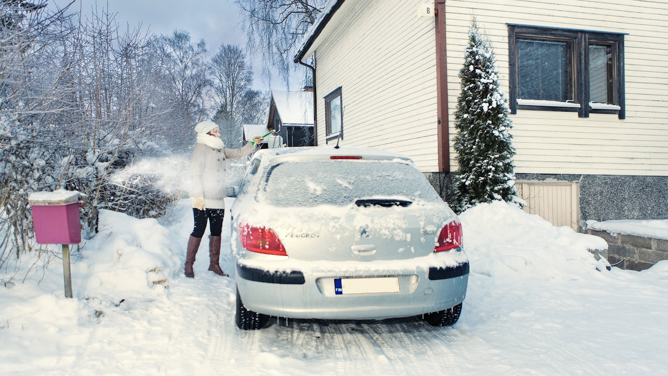 Auto on putsattava kokonaan lumesta ennen liikkeelle lähtöä.