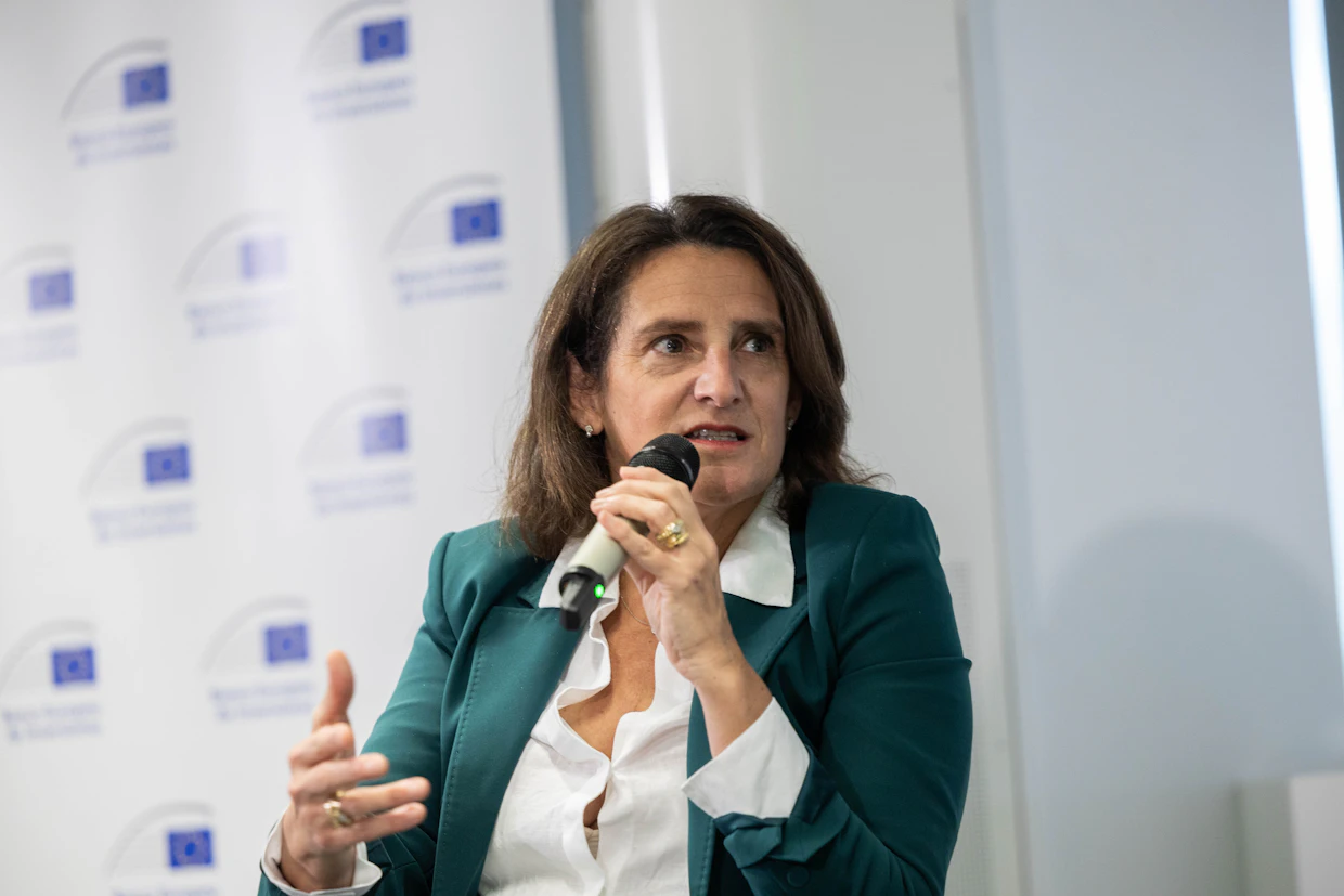 Komission espanjalainen varapuheenjohtaja Teresa Ribera yrittää puolustaa EU:n kunnianhimoista ilmastopolitiikkaa.