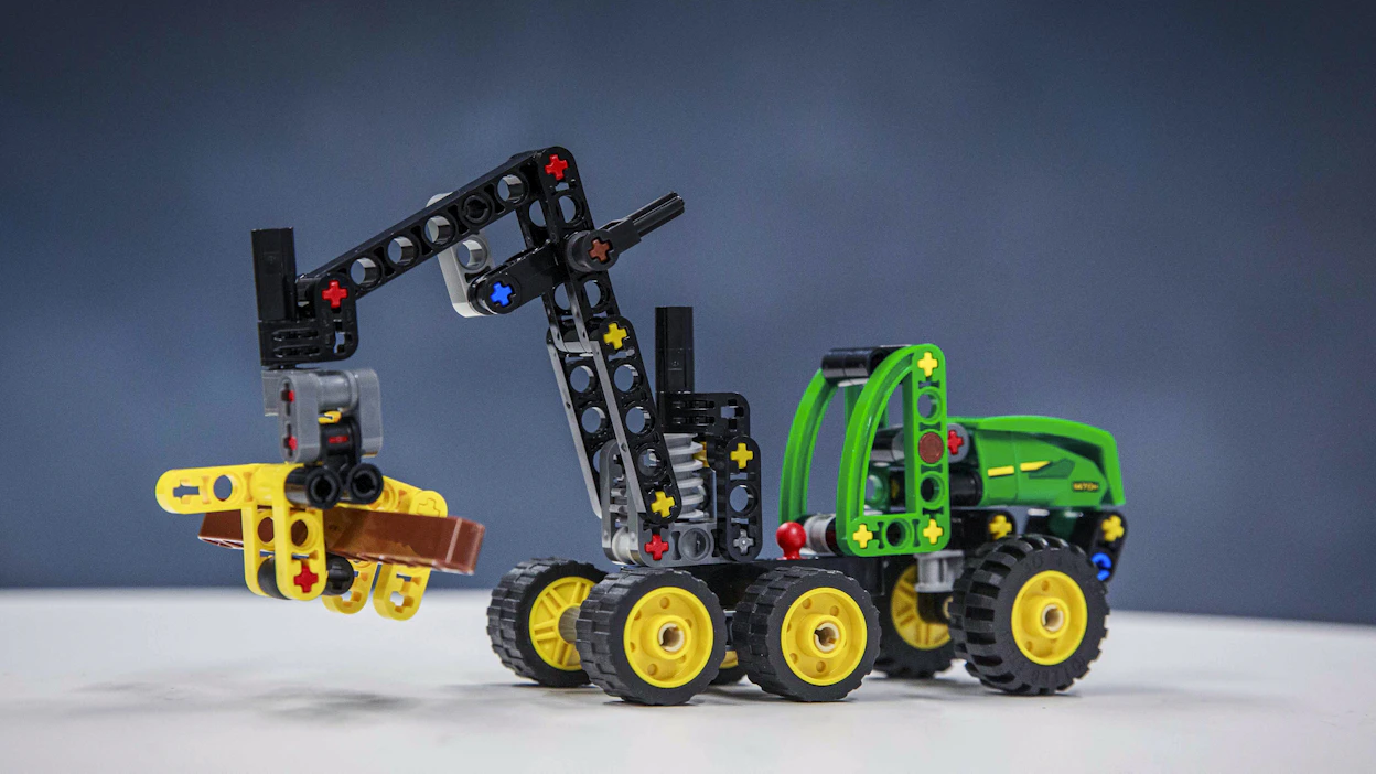 Vaikka John Deere 1470H -leluharvesteri koostuu vain 117 osasta, siitä on saatu hämmästyttävän oikeannäköinen.