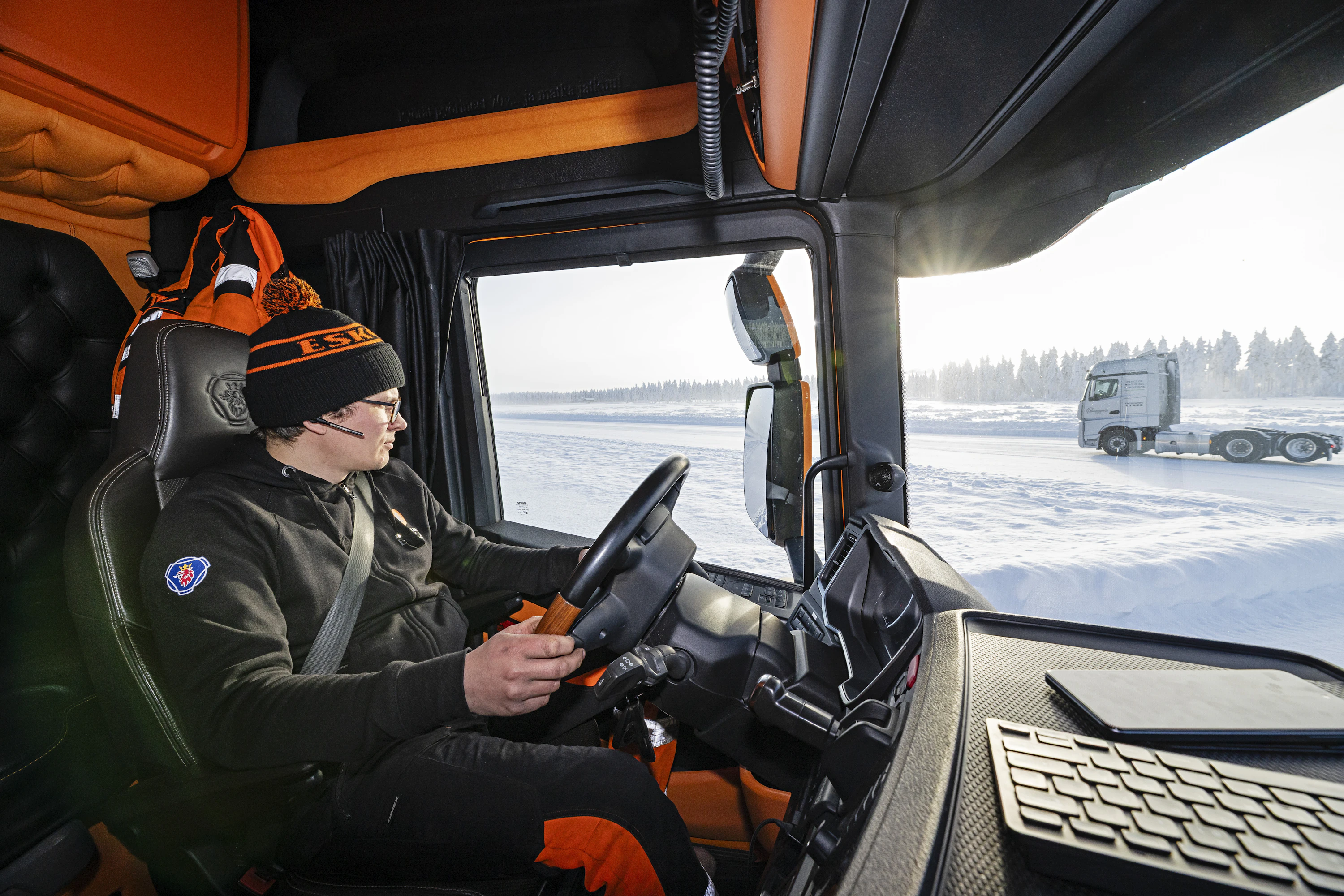 Kuljetusliike Eskolan kuljettaja Markus Juutinen on ajanut puutavara-autoa viisi vuotta. Liikenteessä tarvitsee harvoin jarruttaa täydestä vauhdista nollaan saakka.