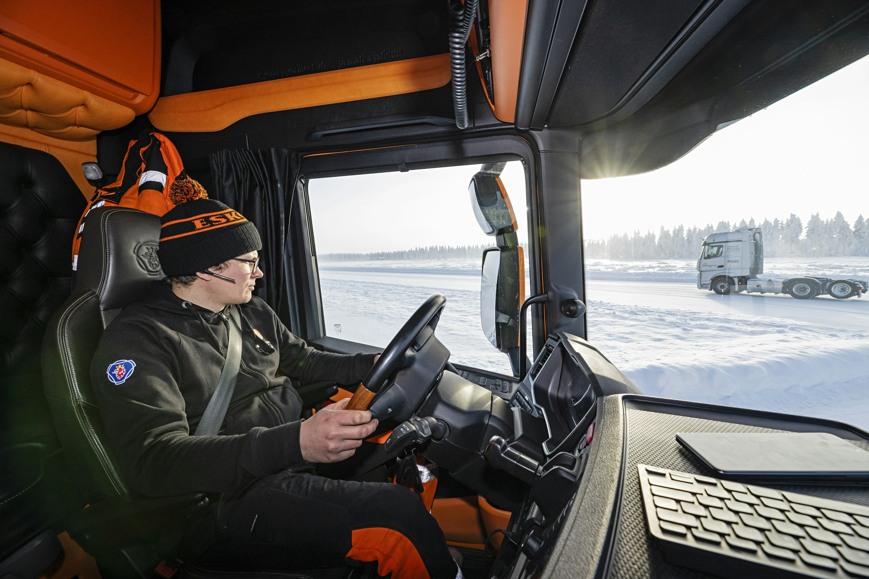 Kuljetusliike Eskolan kuljettaja Markus Juutinen on ajanut puutavara-autoa viisi vuotta. Liikenteessä tarvitsee harvoin jarruttaa täydestä vauhdista nollaan saakka.