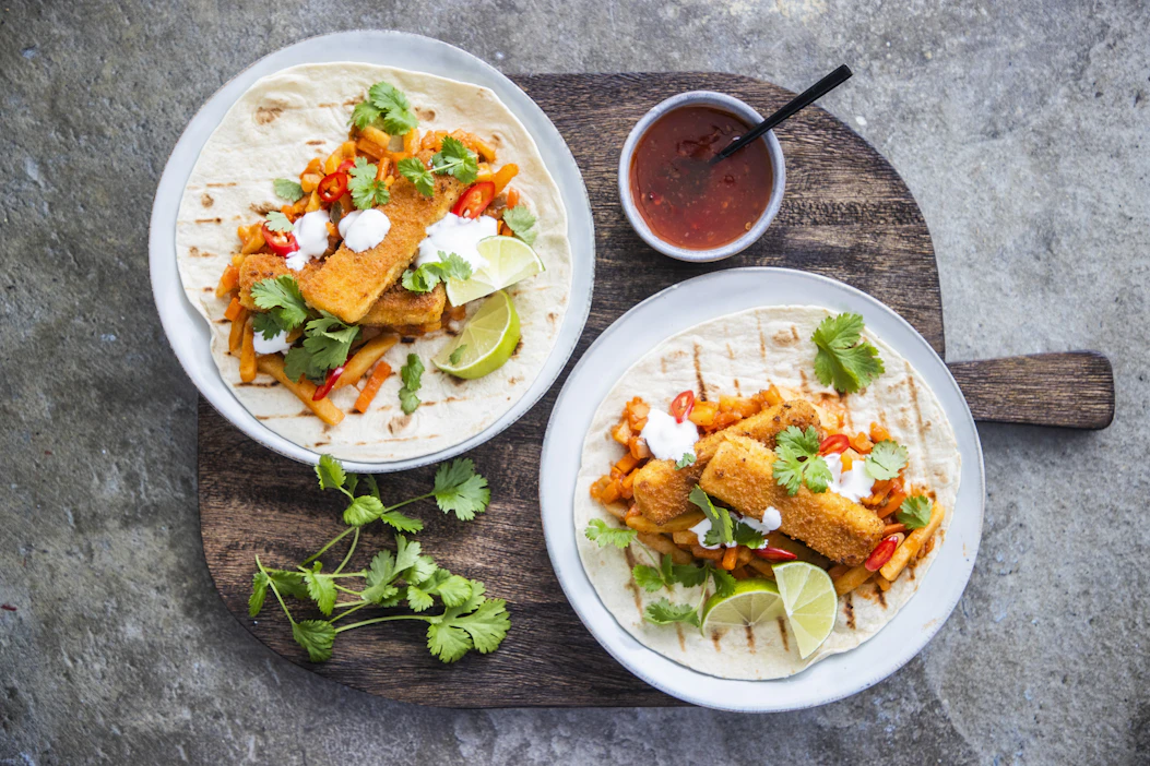 Tacoja tai tortilloja ei aina tarvitse täyttää salaatilla ja tuontivihanneksilla. Kotimaiset, salsakastikkeella maustetut juuressuikaleet maistuvat tortillassa mainioilta.