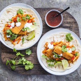 Tacoja tai tortilloja ei aina tarvitse täyttää salaatilla ja tuontivihanneksilla. Kotimaiset, salsakastikkeella maustetut juuressuikaleet maistuvat tortillassa mainioilta.