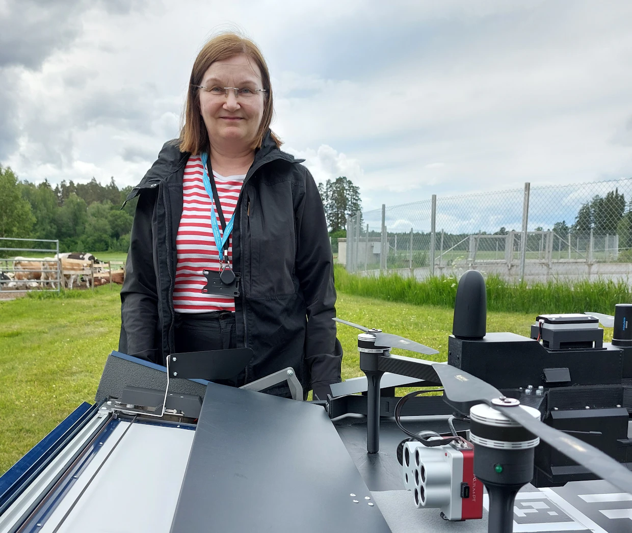 Eija Honkavaara on keskittynyt erityisesti kaukokartoitusmenetelmiin, sensoreihin ja tekoälyyn. Hän on kouluttanut droneja muun muassa metsätuhojen tunnistamiseen ja maastopalojen torjumiseen.