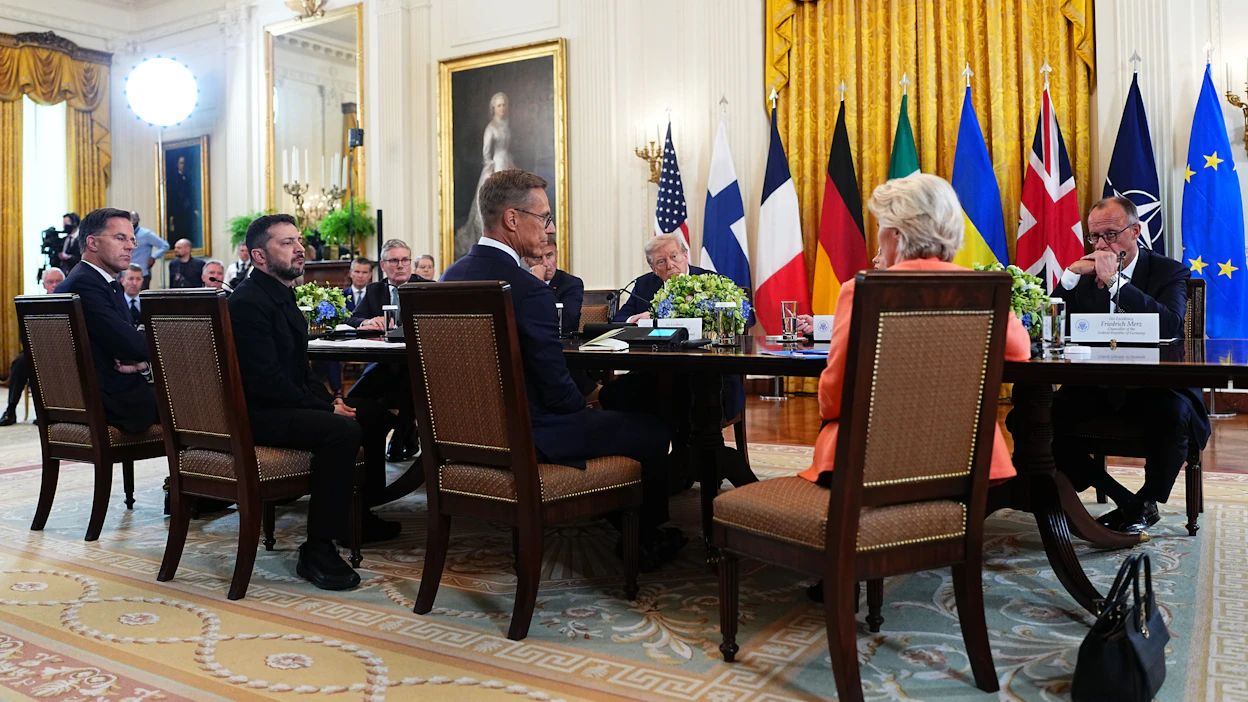 Kolmen EU-maan sekä Ukrainan ja Britannian johtajat sekä EU-komission puheenjohtaja Ursula von der Leyen tapasivat Valkoisessa talossa maanantaina 18.8. Ukrainan presidentin Volodymyr Zelenskyin sekä USA:n presidentin Donald Trumpin.