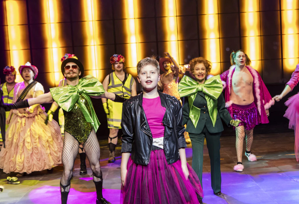 Billy Elliot -musikaali on kerännyt Oulun teatteriin paljon katsojia. Kuvassa etualalla Kimi Lumme sekä vasemmalta Aki Saarela, Eelis Saurio, Roope Ryöppy, Jami Kontturi, Matis Merilain, Anneli Niskanen ja Aki Pelkonen.