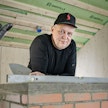 Sami Ojanen putosi työmaalla katolta 6-vuotiaana ja muurasi ensimmäisen takkansa 12-vuotiaana. Nyt 53-vuotiaana hän miettii, voisiko ammattia vielä vaihtaa.