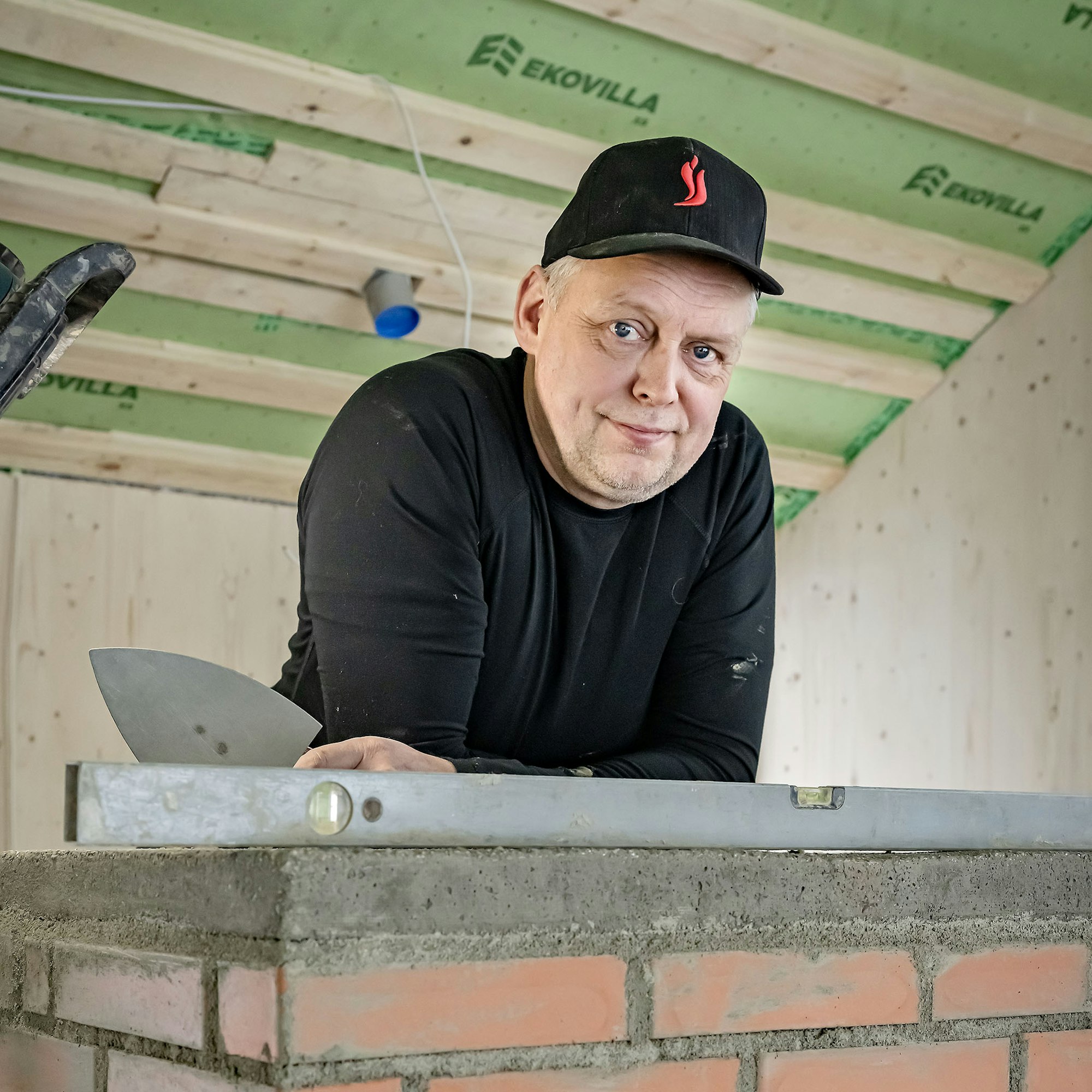 Sami Ojanen putosi työmaalla katolta 6-vuotiaana ja muurasi ensimmäisen takkansa 12-vuotiaana. Nyt 53-vuotiaana hän miettii, voisiko ammattia vielä vaihtaa.