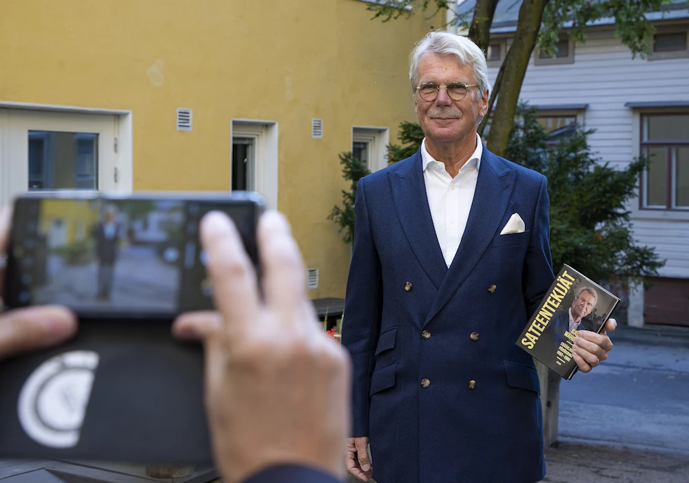 Kauppatieteiden tohtori, UPM:n, Nordean ja Sammon hallitusten puheenjohtajana toiminut Björn Wahlroos käy muistelmiensa toisessa osassa läpi hektisimpiä työvuosiaan.