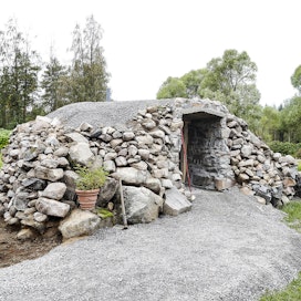 Raimo Salo ­rakensi entisen sotilaan tarmokkuudella luonnonkiviverhoillun maakellarin pihalleen. 
