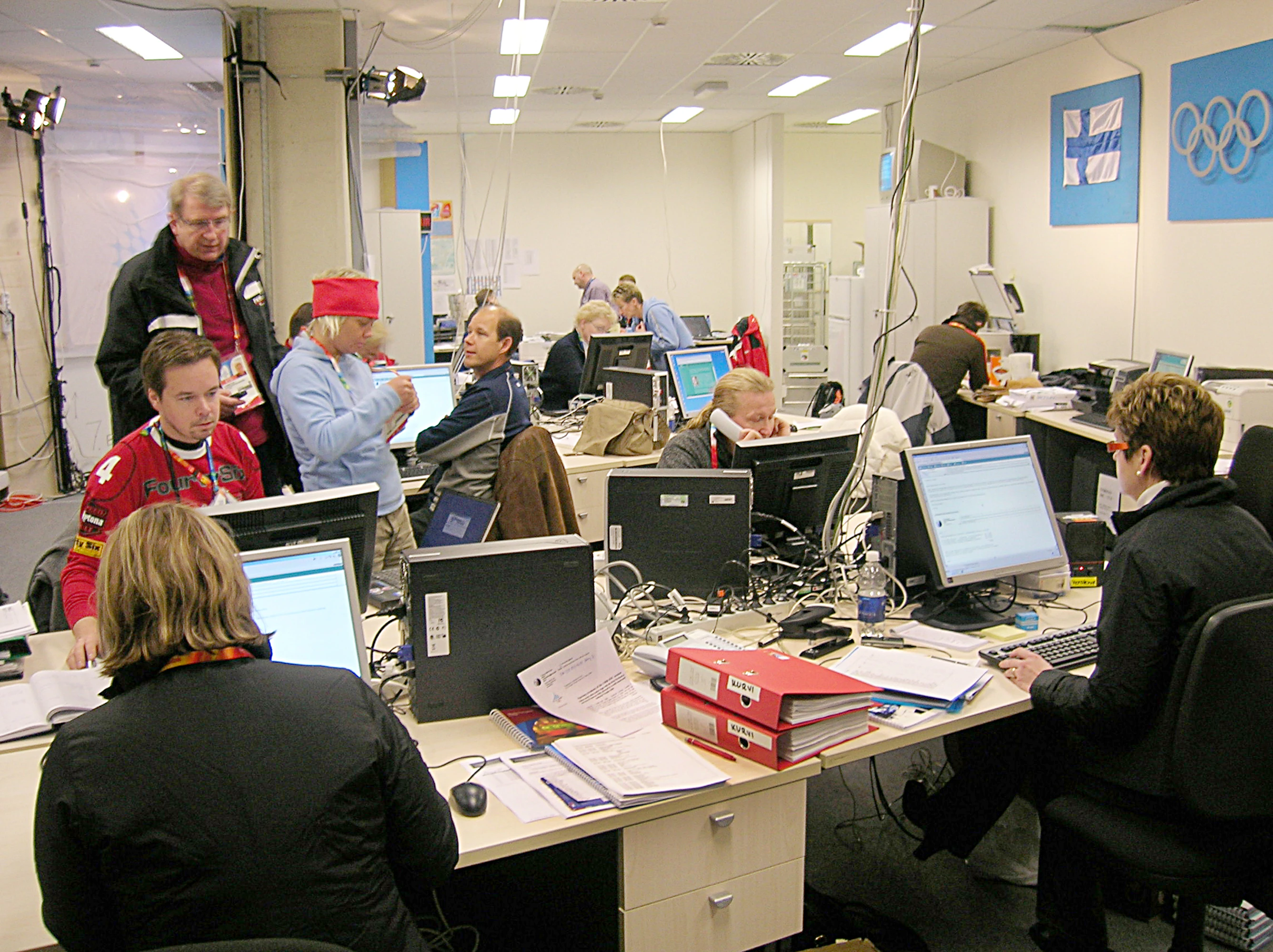 Yle Urheilun toimitus tekemässä lähetystä Torinon 2006 talviolympialaisista. Arvokisojen tv-lähetykset vetävät edelleen suomalaiset ruudun ääreen.