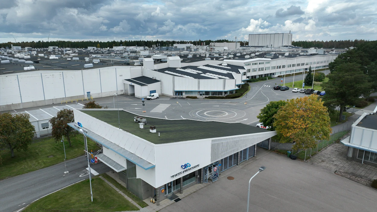 Yhtiö kertoo sopeutustoimien painottuvan lomautuksiin siksi, että työn määrän vähenemisen arvioidaan jäävän tilapäiseksi. Kuvassa Uudenkaupungin autotehdas. LEHTIKUVA / Heikki Saukkomaa.
