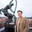 Ville Virtanen toivoi kuvaukset lehtijuttua varten kotikaupunkinsa Tukholman Kentauri-patsaalle, koska kentauri kuvaa parhaiten ratsastuksen syvintä olemusta: kuinka kahdesta tulee yksi, kun hevosen voimat ja ihmisen ymmärrys yhdistyvät. Hän selittää, että samalla tavalla näyttelijän pitää muuntautua yhdeksi roolinsa kanssa ja pystyä reagoimaan vaistonvaraisesti ulkopuolisiin ärsykkeisiin.