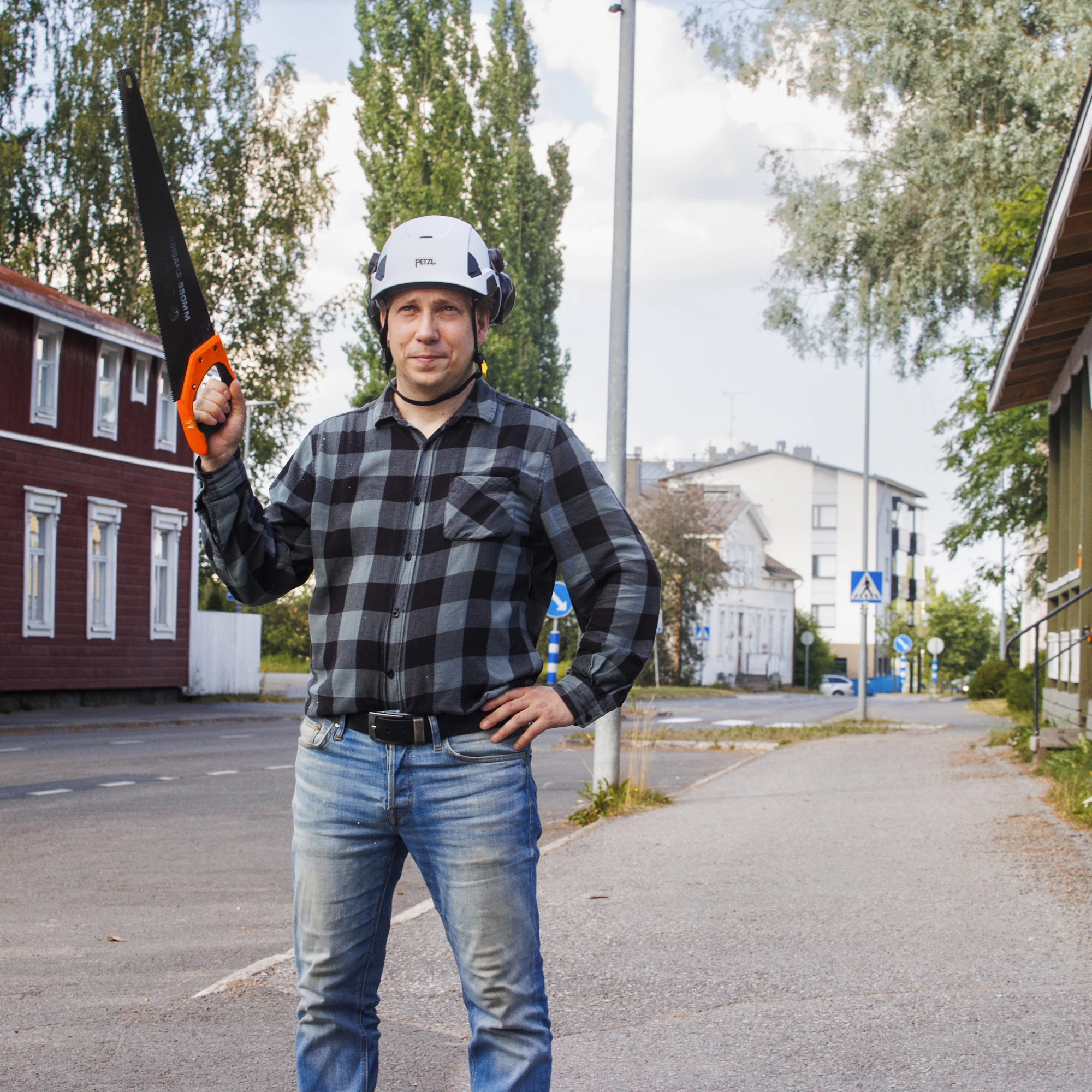 Karstulalainen Risto Toivanen asuu ensimmäisessä remonttikohteessaan punaisessa talossa. Oikealla näkyvän rakennuksen hän osti sen jälkeen ja kerrostalon edessä olevan valkoisen rakennuksen neljä vuotta sitten.