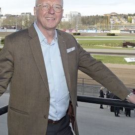 Svensk Travsportin puheenjohtaja Anders Källström on tehnyt mittavan työ- ja luottamustoimiuran niin liike-elämän kuin politiikankin parissa. Viimeisimpänä luottamustoimena ennen raviurheilun pariin siirtymistä oli Ruotsin jääkiekkoliiga SHL:n puheenjohtajuus.