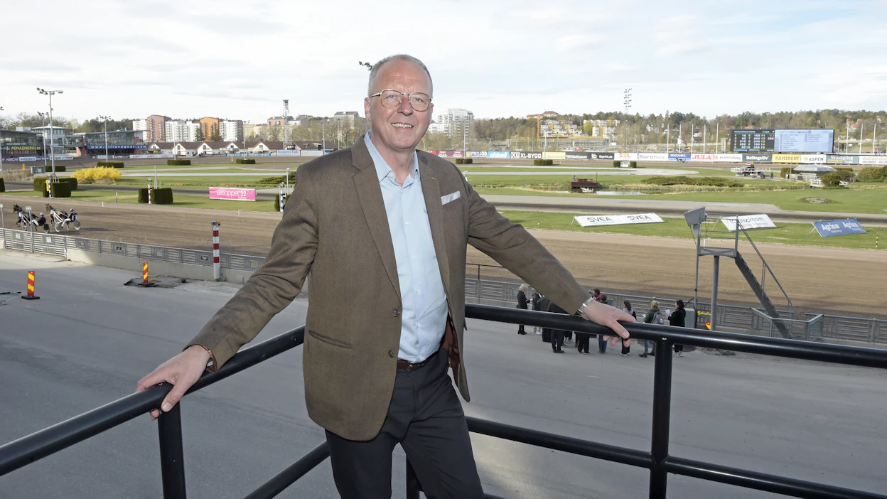 Svensk Travsportin puheenjohtaja Anders Källström on tehnyt mittavan työ- ja luottamustoimiuran niin liike-elämän kuin politiikankin parissa. Viimeisimpänä luottamustoimena ennen raviurheilun pariin siirtymistä oli Ruotsin jääkiekkoliiga SHL:n puheenjohtajuus.