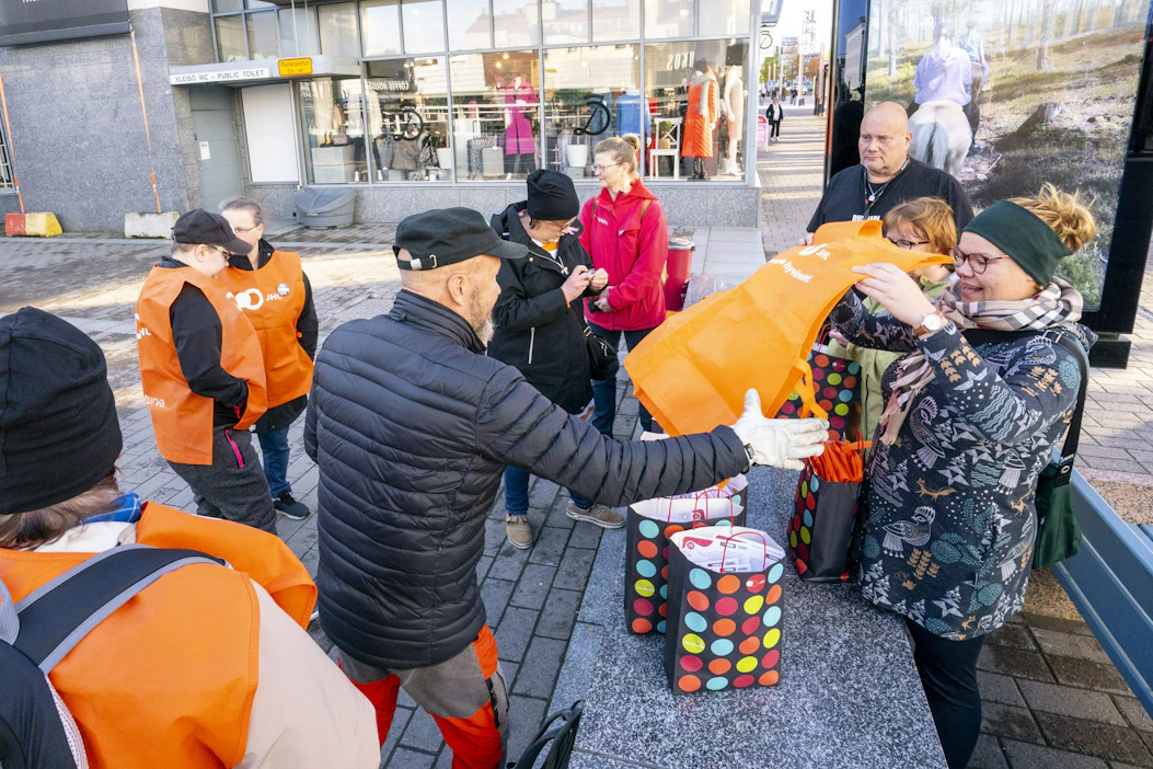 Työntekijäliitot ovat kertoneet esimerkiksi mielenilmauksista ja rajoitetun mittaisista ulosmarsseista. JHL:n aktiivijäsenet valmistautuivat tiistaina jakamaan ohikulkijoille tietoa ja puuroa Rovaniemellä. LEHTIKUVA / Kaisa Siren.