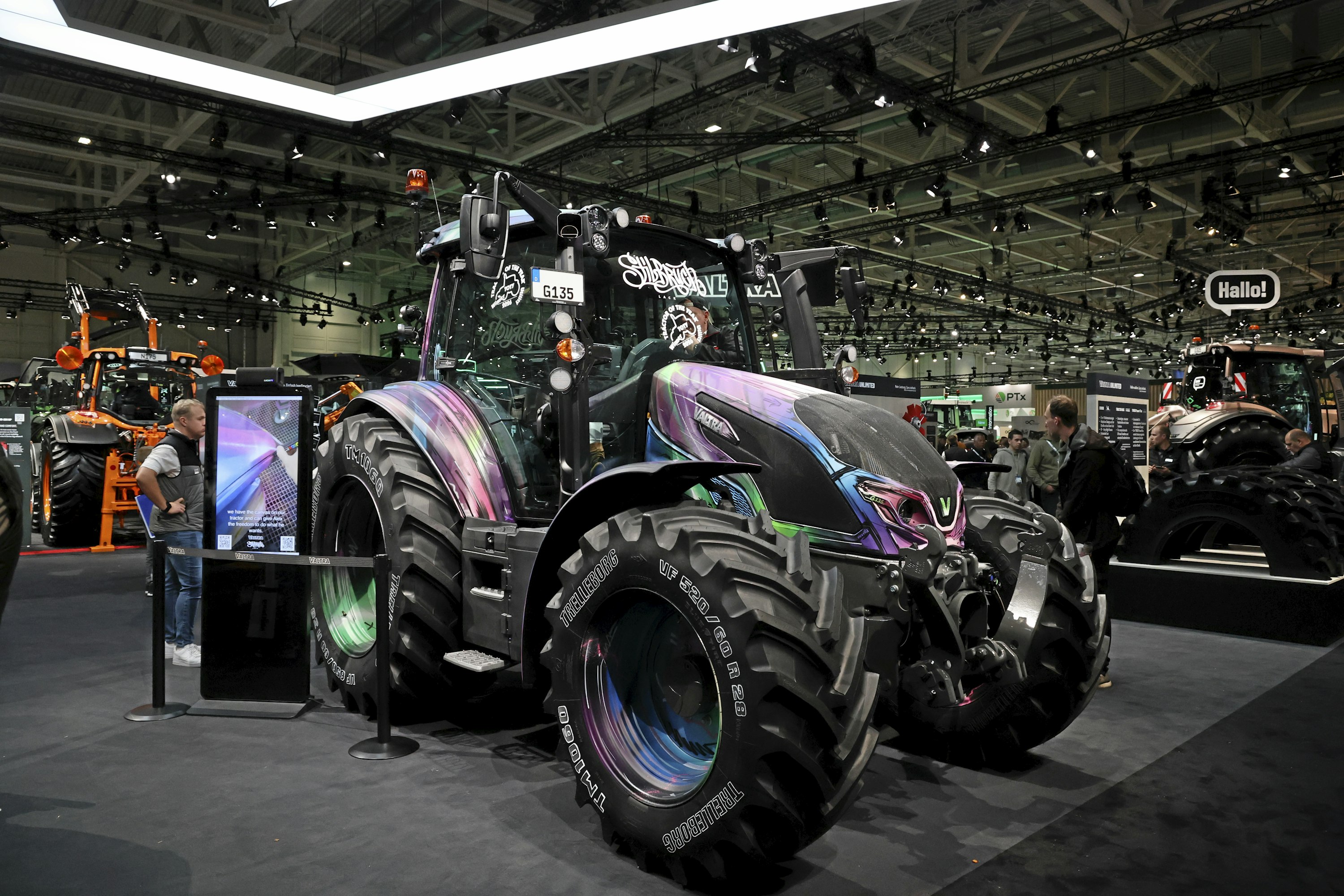 Valtra esitteli G-sarjan portaattomalla voimansiirrolla varustetut mallit. Portaaton, yhden alueen 40 km/h voimansiirto on saatavilla joka malliin, varustetasoina ovat joko Active mekaanisilla lohkoilla tai SmartTouch sähkölohkoilla. G125e voitti Tractor of the Year -kilpailun Utility-sarjan.