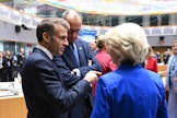 Emmanuel Macron, Friedrich Merz ja Ursula von der Leyen EU-huippukokouksessa 18.12.2025. Kuvituskuva.