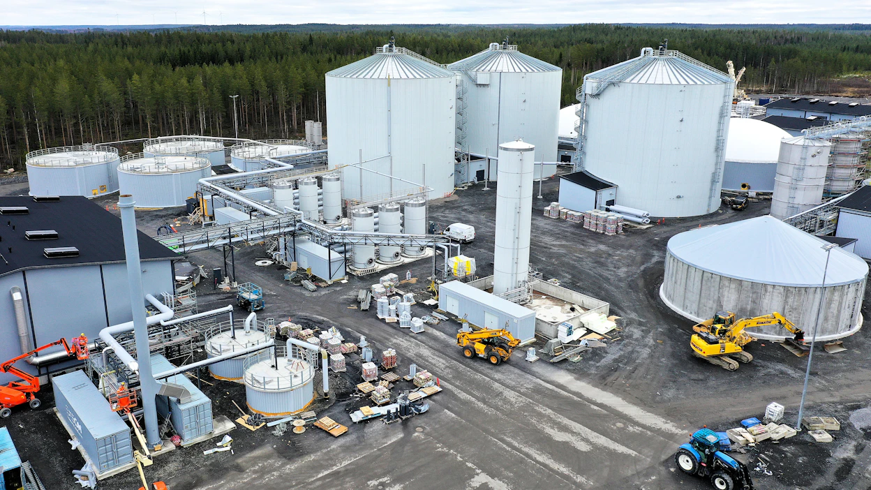 Atrian teollisuusalueen kyljessä sijaitsevan Nurmon biokaasulaitoksen toiminta käynnistyy jo kevään aikana. Laitoksen toteuttaa Nurmon Bioenergia oy, jonka enemmistöomistaja on Suomen Lantakaasu ja vähemmistöomistaja Atria Suomi oy.