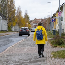 Useita tuhansia suomalaisia on väliaikaisesti ilman kotia. Pitkäaikaisasunnottomia on yli 1200. Kuvan henkilö ei liity juttuun. 