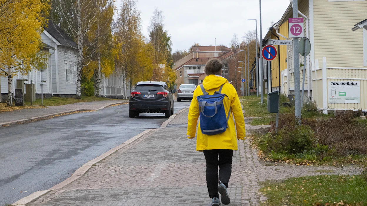 E2 Tutkimuksen Miten meillä menee -katsauksen mukaan alle puolet suomalaisnaisista pitää yhteiskuntaa reiluna itsensä kaltaisia kohtaan.
