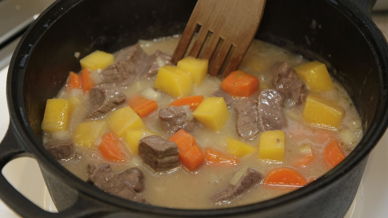 Lämmin ja maittava lihapata on mainio valinta helmikuussa.